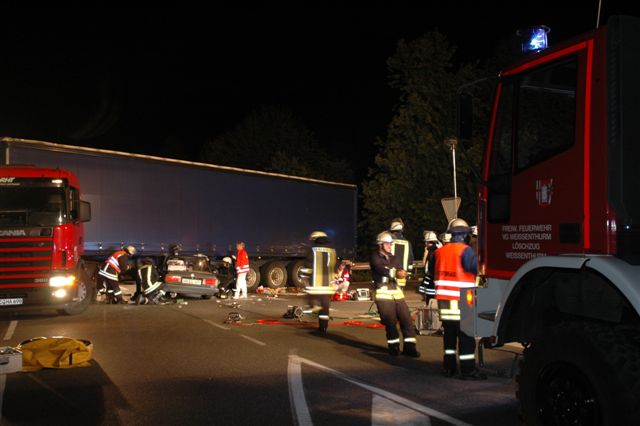 Verkehrsunfall Abfahrt B9 - angetrunkene Fahrerin rammt LKW